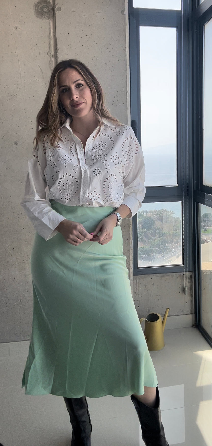 Falda satinada larga con elástico en cintura a 19,99€ disponible en cuatro colores
