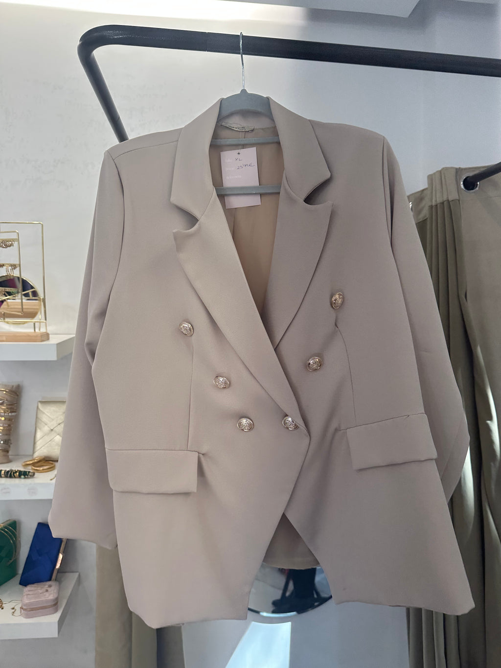 Claro, aquí tienes una La blazer XL beige con botones: un símbolo de elegancia amplia y moderna. Su tono neutro y corte holgado destacan en esta prenda versátil. Los botones añaden un toque refinado a este estilo casualmente sofisticado. Una declaración de moda en cada detalle.