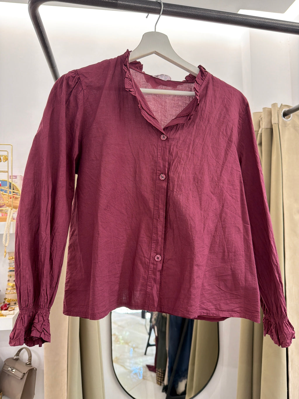 Blusa Romántica con Volantes y Manga Larga – Disponible en Burdeos y Blanco