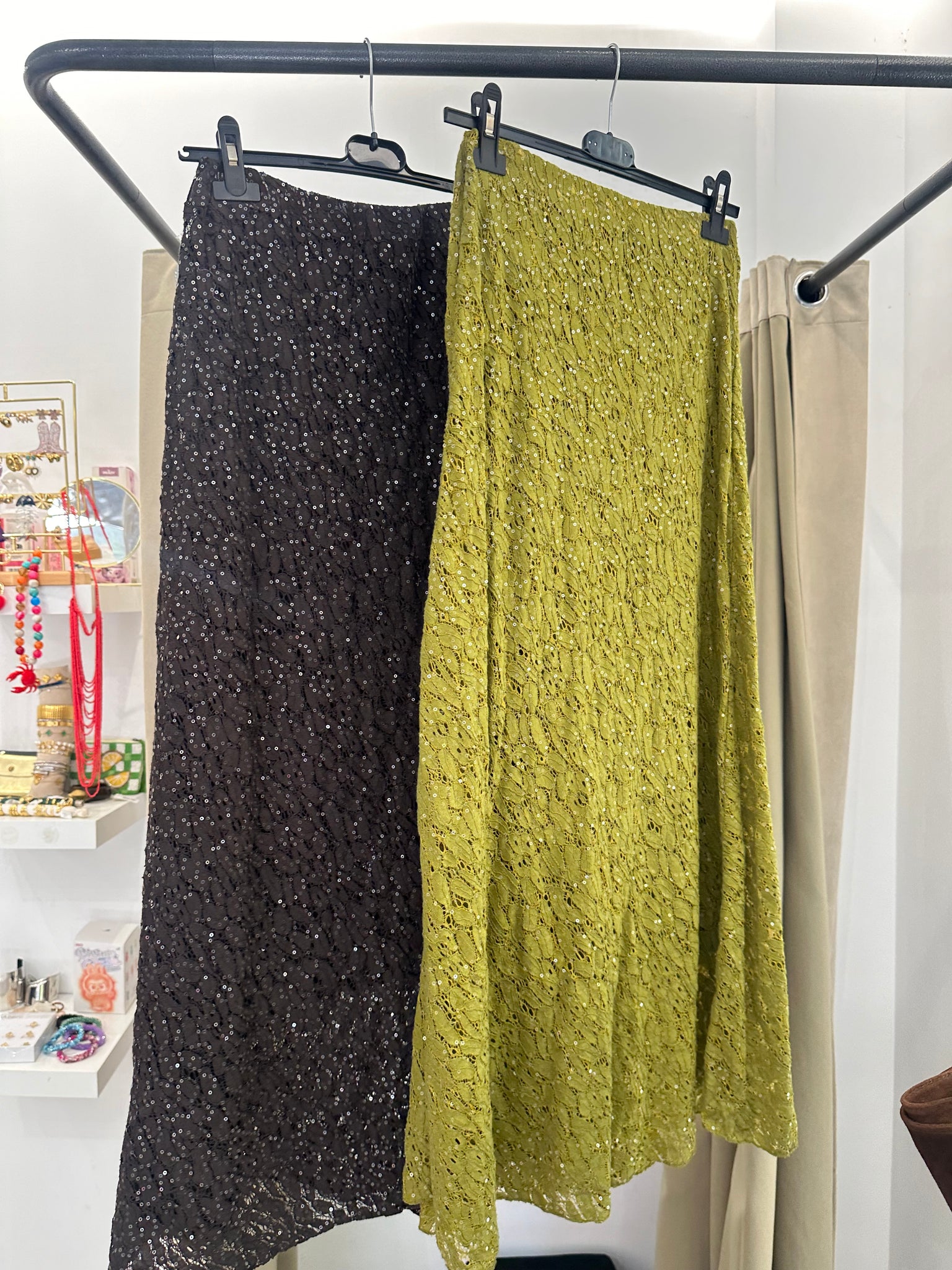 Falda midi de encaje con lentejuelas