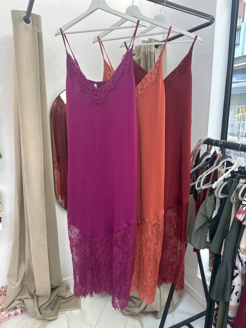 Vestido lencero con encaje