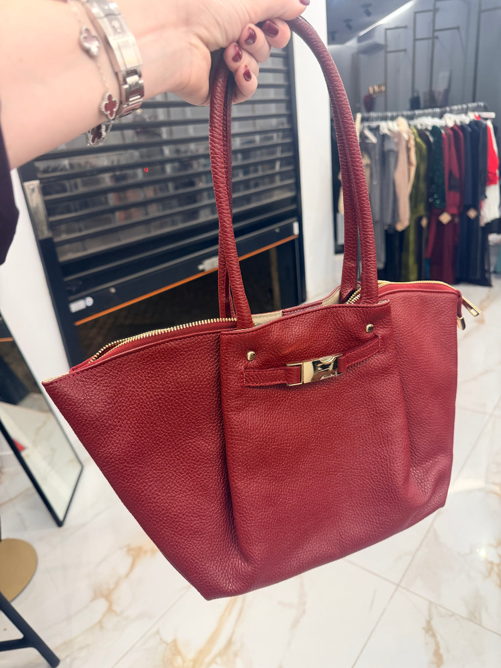 Bolso Shopper Granate con Detalle Dorado y Asas Largas