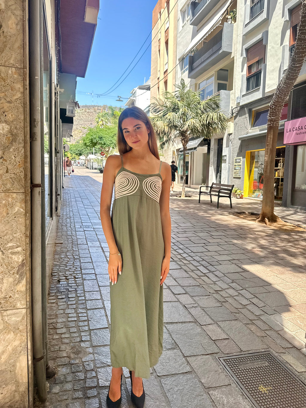 Vestido largo de tirantes con detalle de cuerdas– Verde, Azul Marino, Marrón y Topo