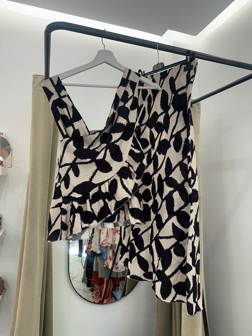 Conjunto beige y negro estampado cruzado