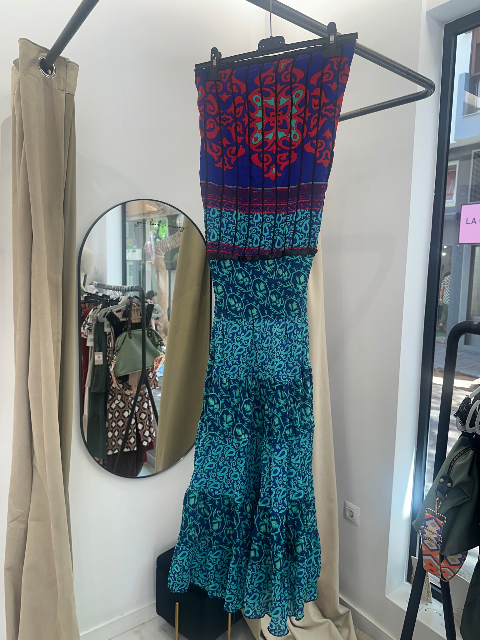 Vestido indio palabra de honor con nido de abeja en la espalda