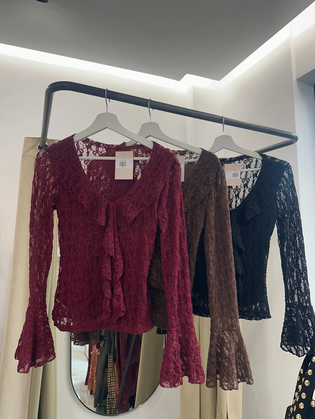 Blusa de encaje con volante | Luxala Shop