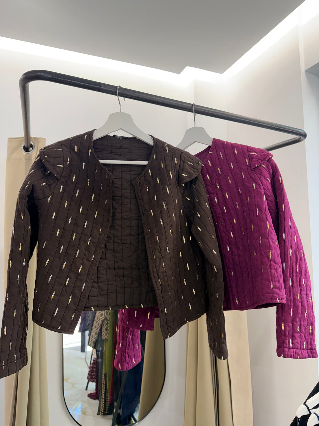 Chaqueta Acolchada con Detalles Dorados – Disponible en Marrón y Buganvilla