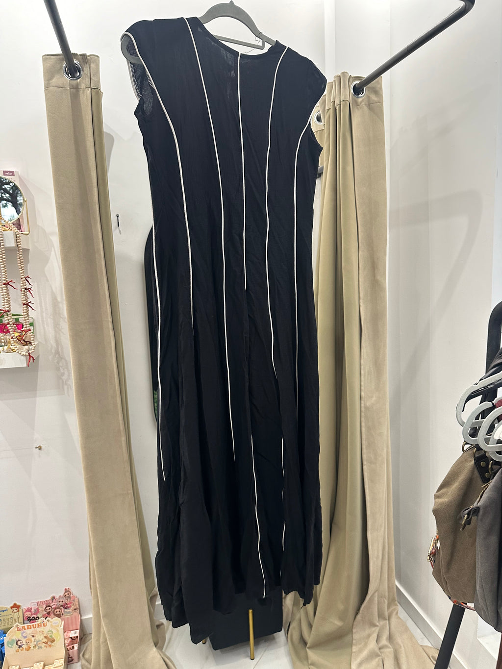 Vestido largo negro elegante con líneas blancas | Talla única