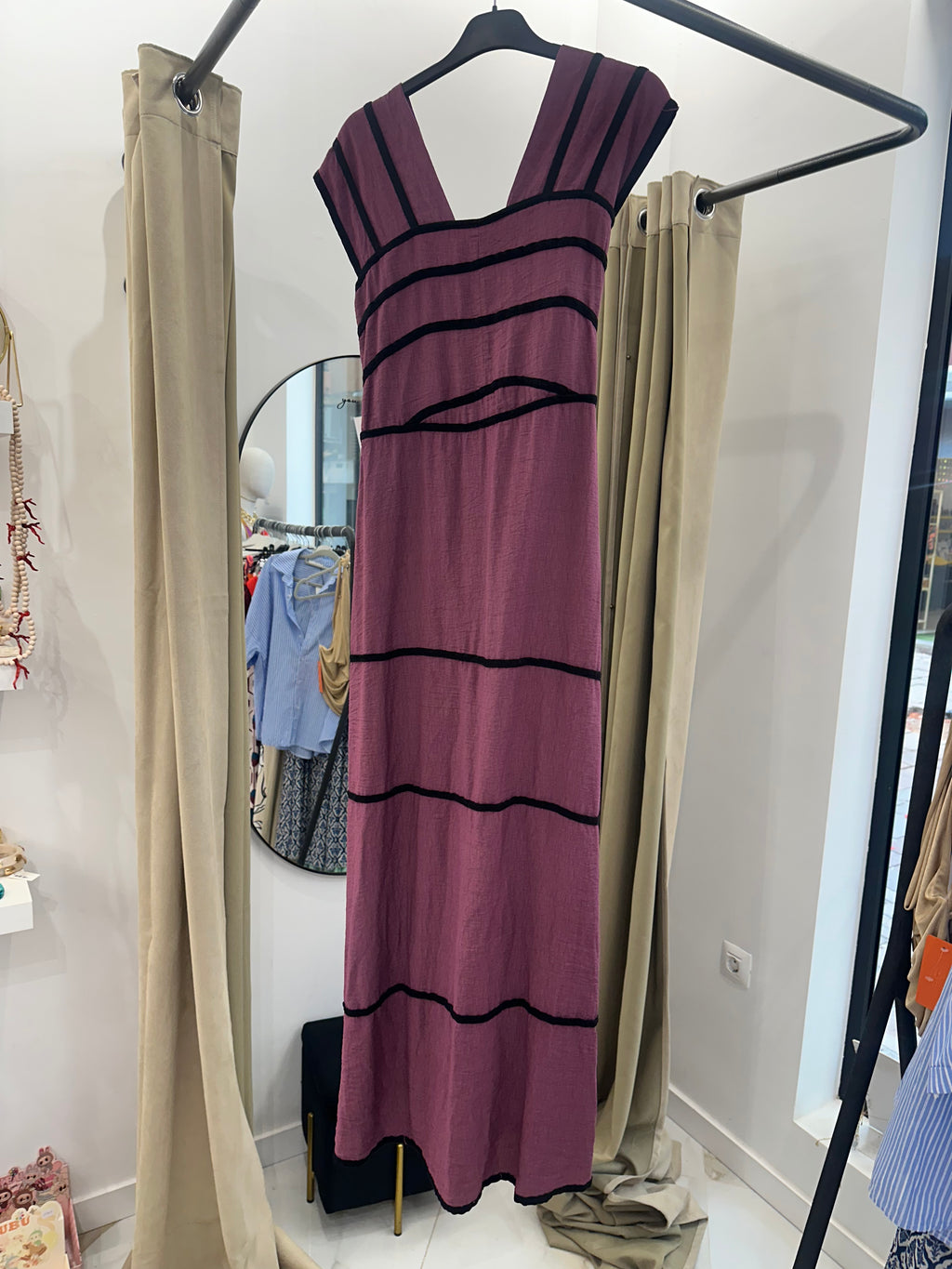 Vestido largo vino con detalles en negro