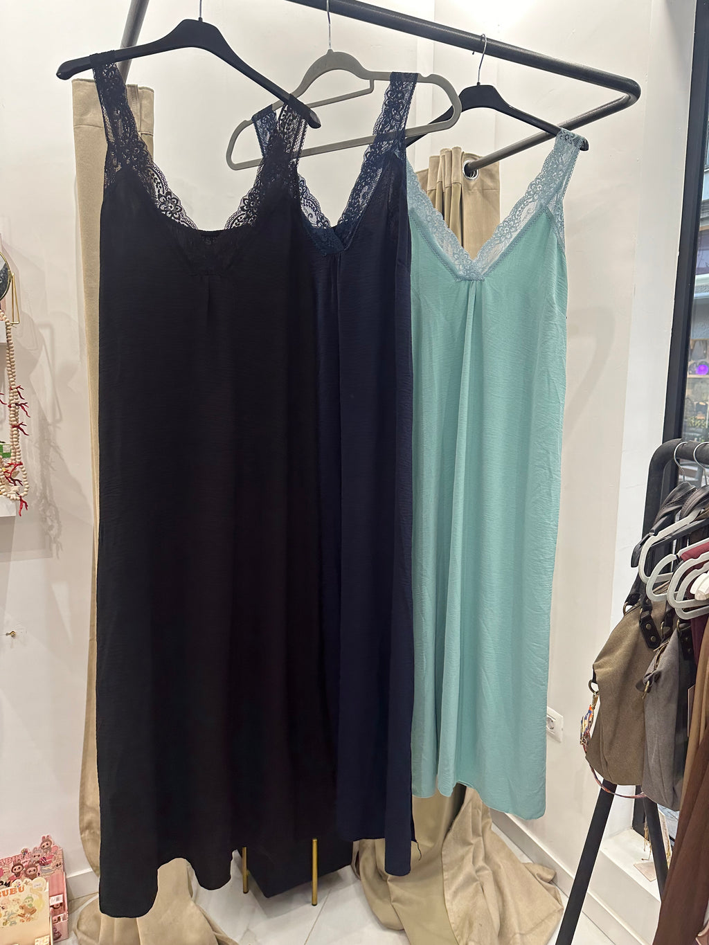Vestido lencero largo con encaje