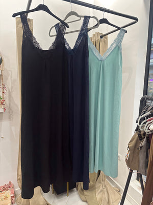 Vestido lencero largo con encaje