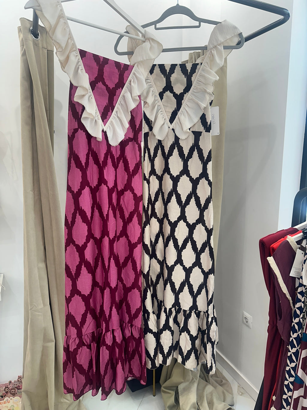 Vestido largo estampado con volante escote – Disponible en fucsia y crudo
