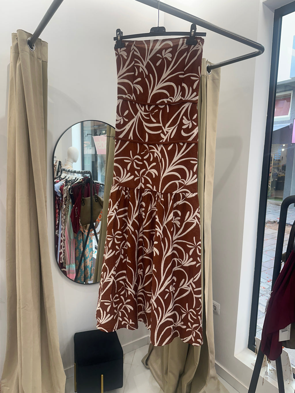 Vestido largo palabra de honor terracota con estampado vegetal en blanco