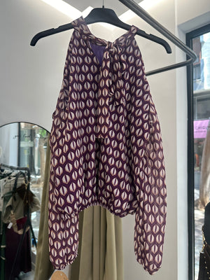 Top estampado geométrico con hombros descubiertos y cuello alto