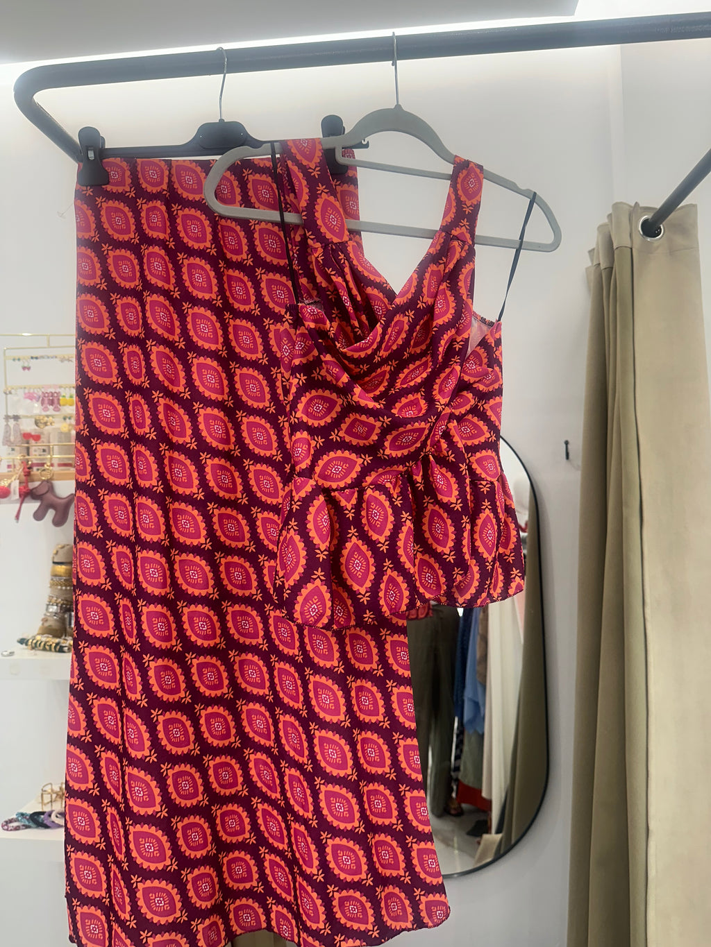 Conjunto estampado fucsia y coral – top asimétrico + falda midi