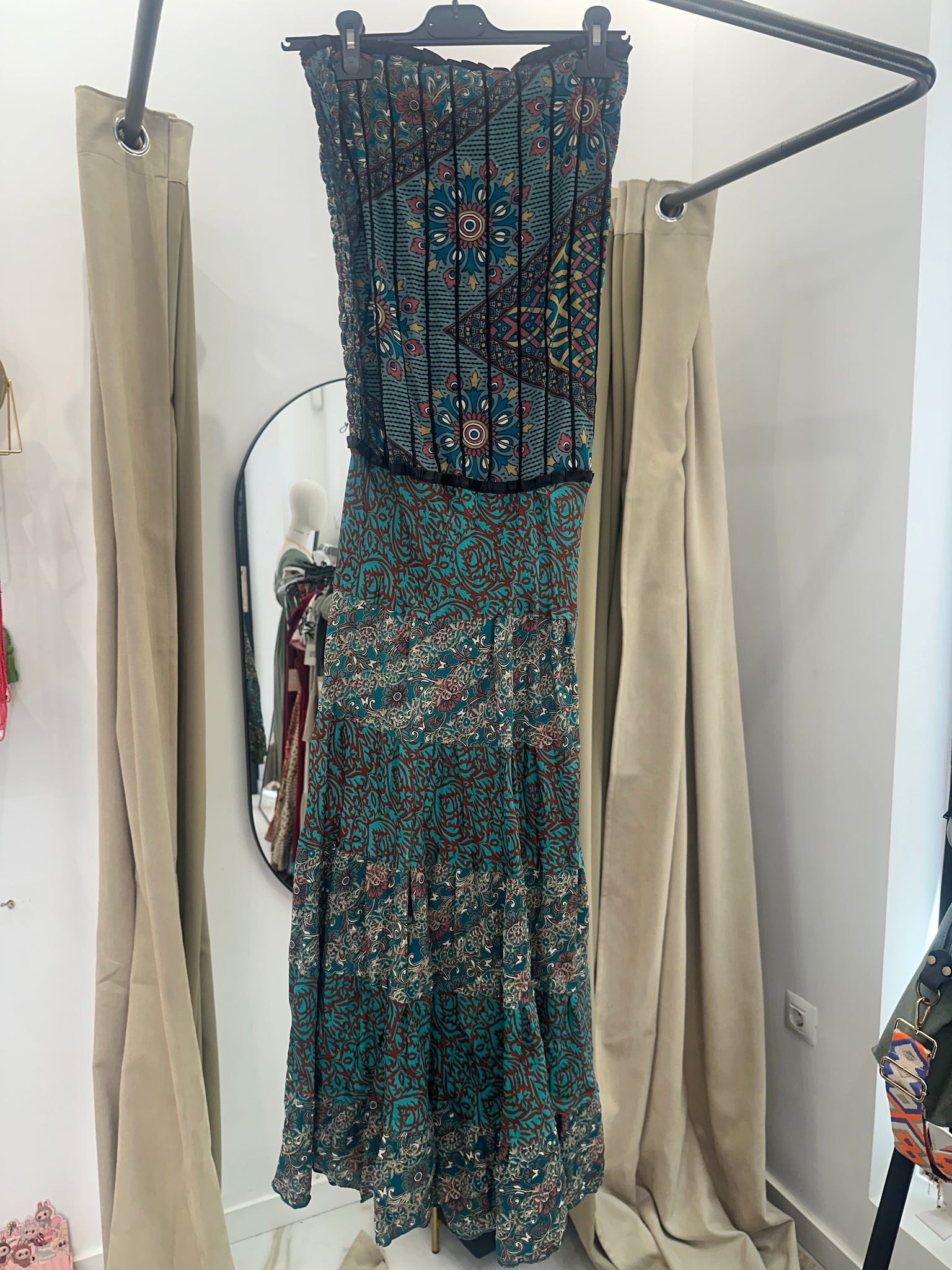 Vestido indio palabra de honor con nido de abeja en la espalda