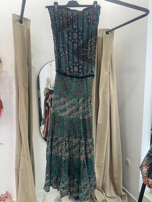 Vestido indio palabra de honor con nido de abeja en la espalda