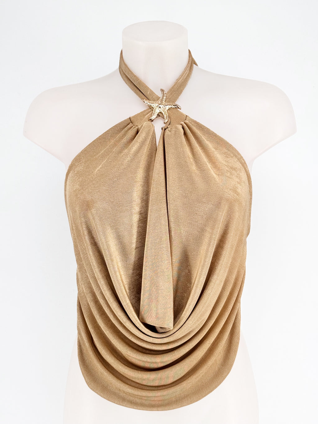 Top halter drapeado con detalle de estrella de mar