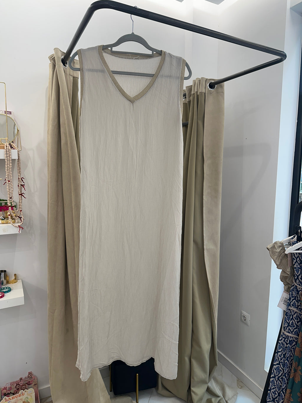 Vestido crudo sin mangas con escote pico – estilo minimal chic