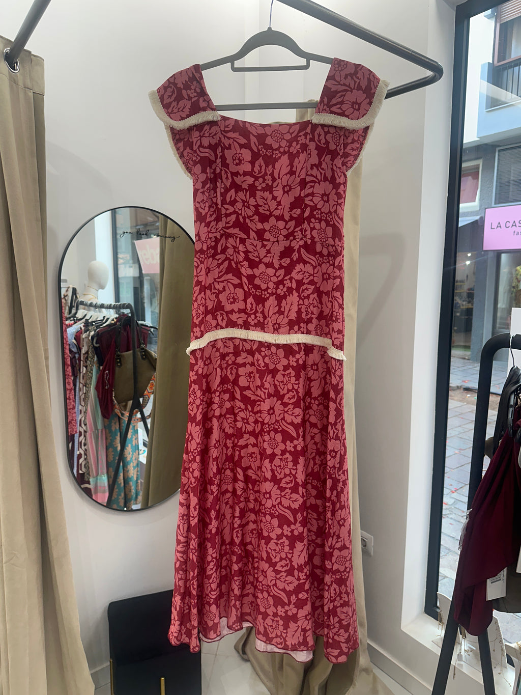 Vestido midi floral frambuesa con detalle de flecos crudos