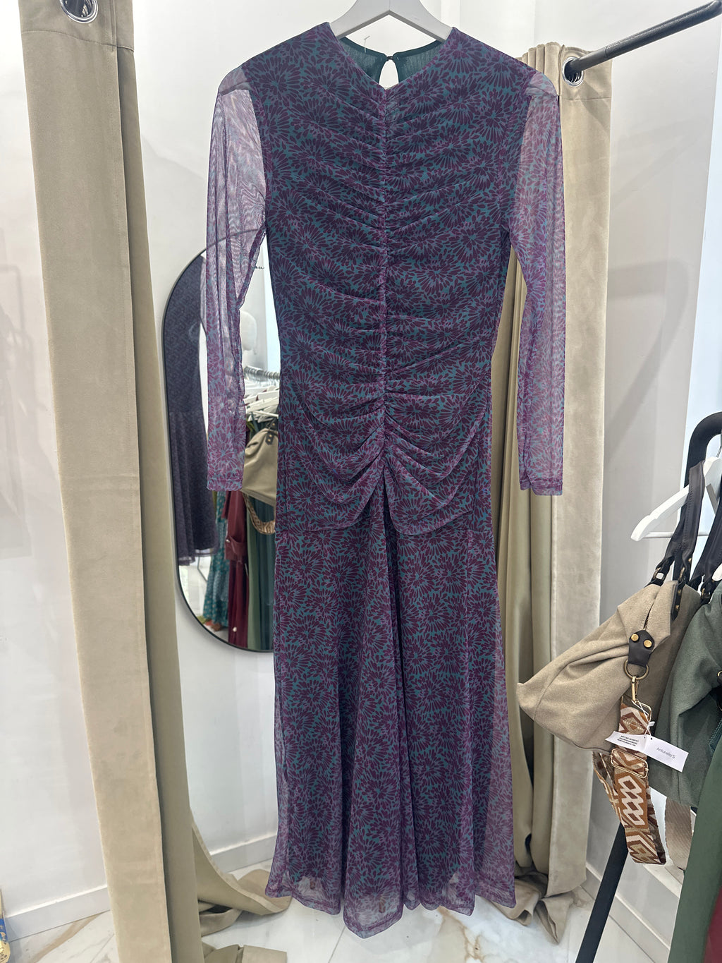 Vestido midi estampado con fruncido central