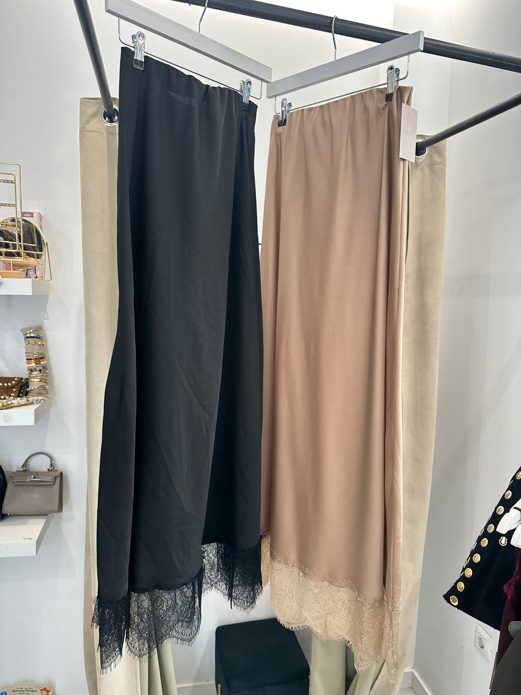 Falda satinada con encaje | Luxala Shop