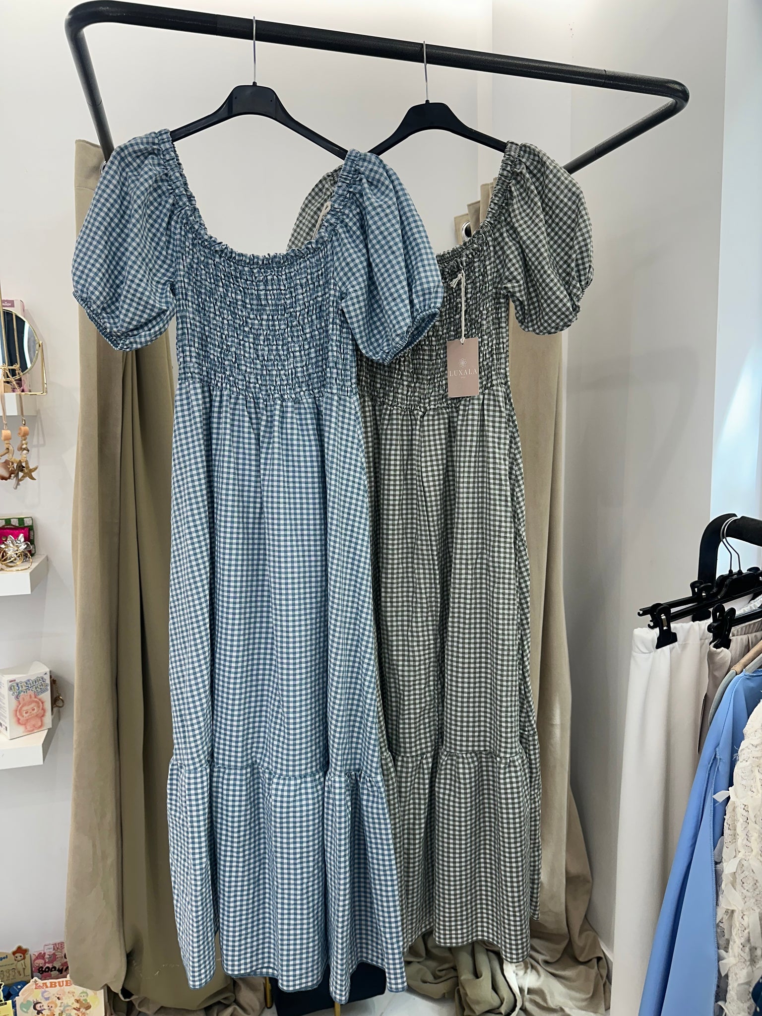 Vestido midi cuadros vichy – escote nido de abeja y mangas abullonadas