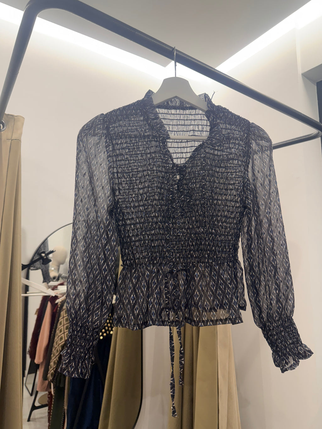 Blusa Estampada Azul Tipo Cayetana con Nido de Abeja