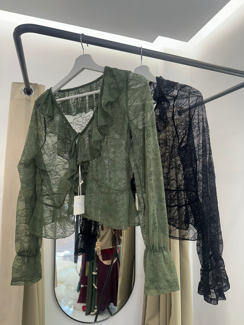 Blusa de encaje con volantes mujer | Elegancia en verde y negro