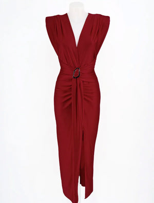 Vestido largo drapeado con hebilla – elegancia con carácter