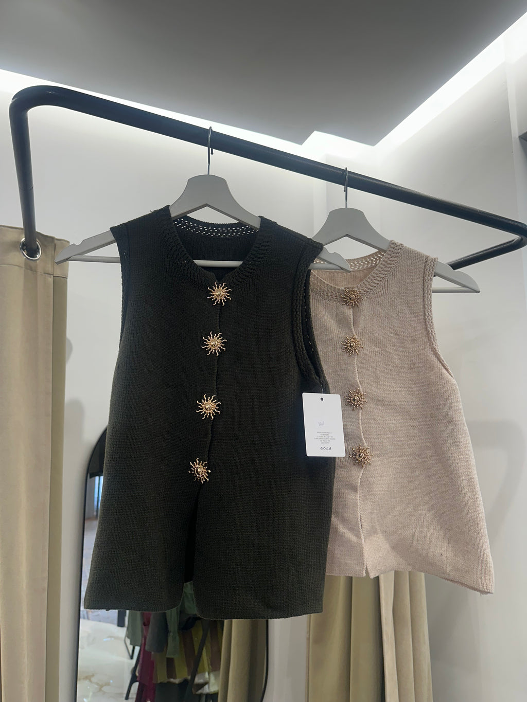 Chaleco de punto con botones joya | Luxala Shop