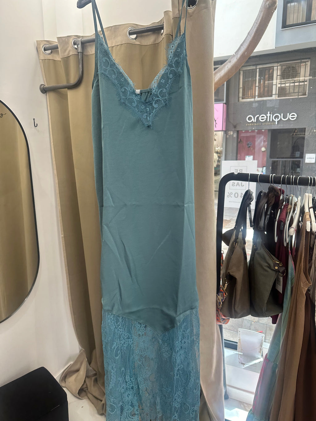 Vestido lencero con encaje