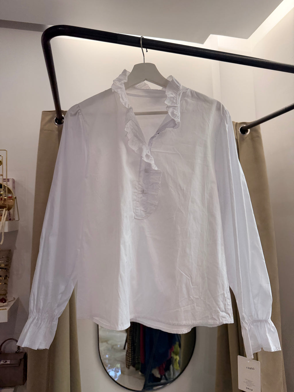 Blusa Blanca Romántica con Volantes en Cuello y Puños