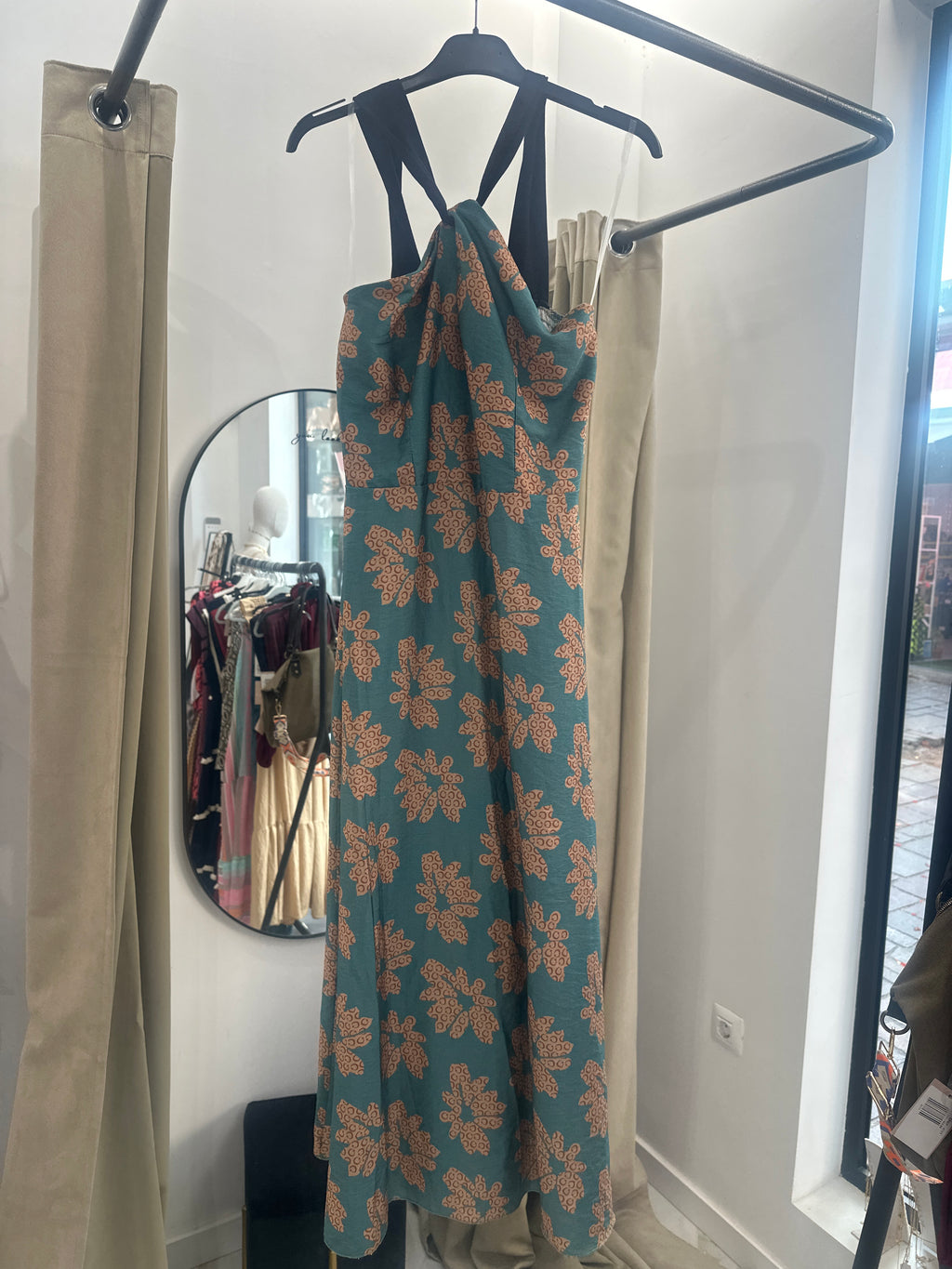 Vestido estampado floral con tirantes cruzados