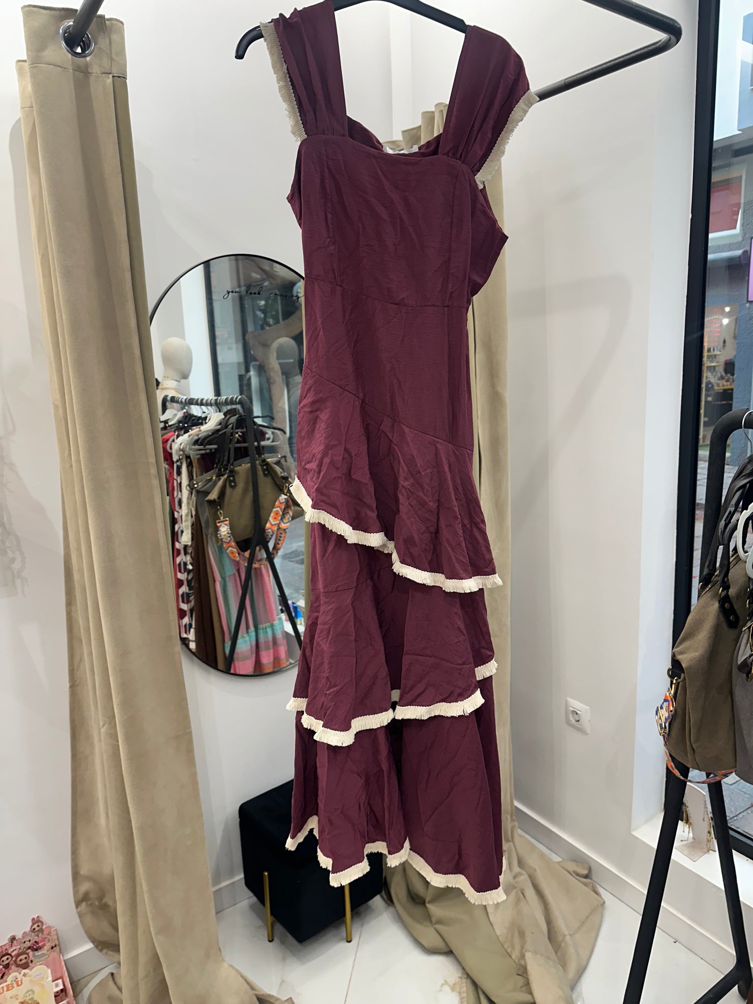 Vestido largo de tirantes anchos con volantes asimétricos