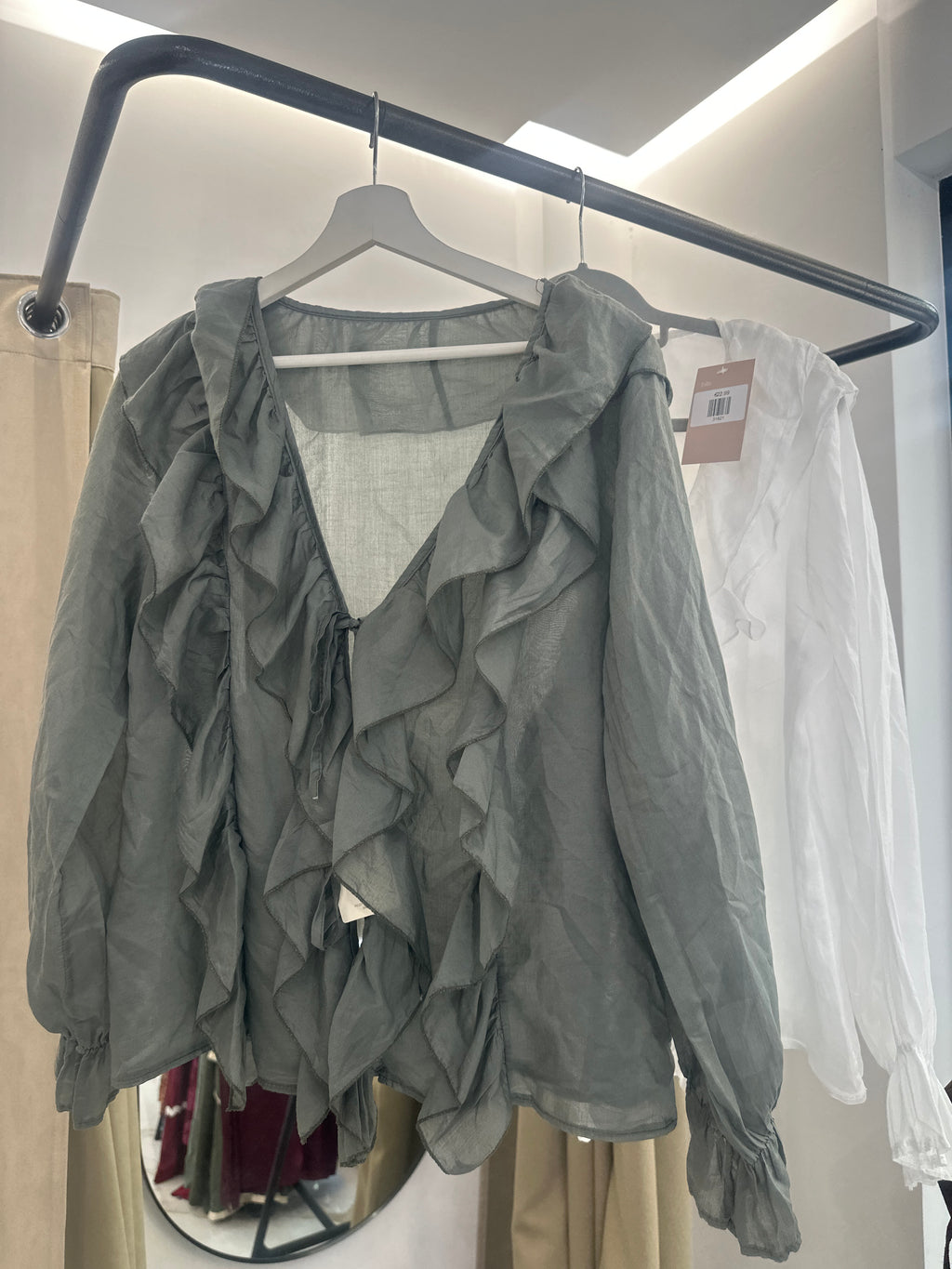 Blusa romántica con volantes – Disponible en blanco y burdeos