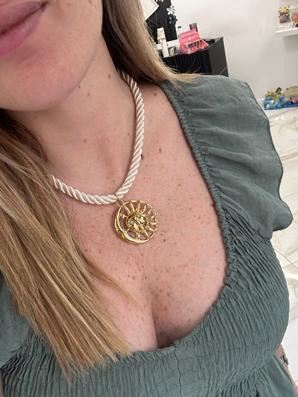 Collar de acero con colgante sol y luna