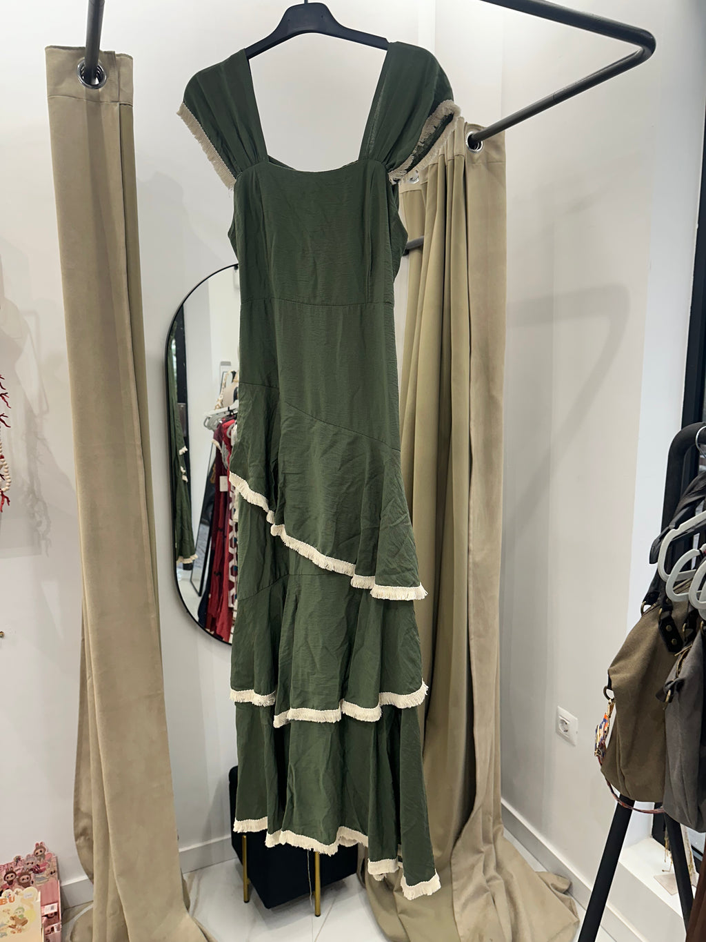Vestido largo de tirantes anchos con volantes asimétricos