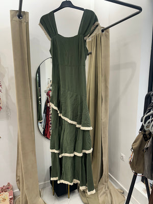 Vestido largo de tirantes anchos con volantes asimétricos
