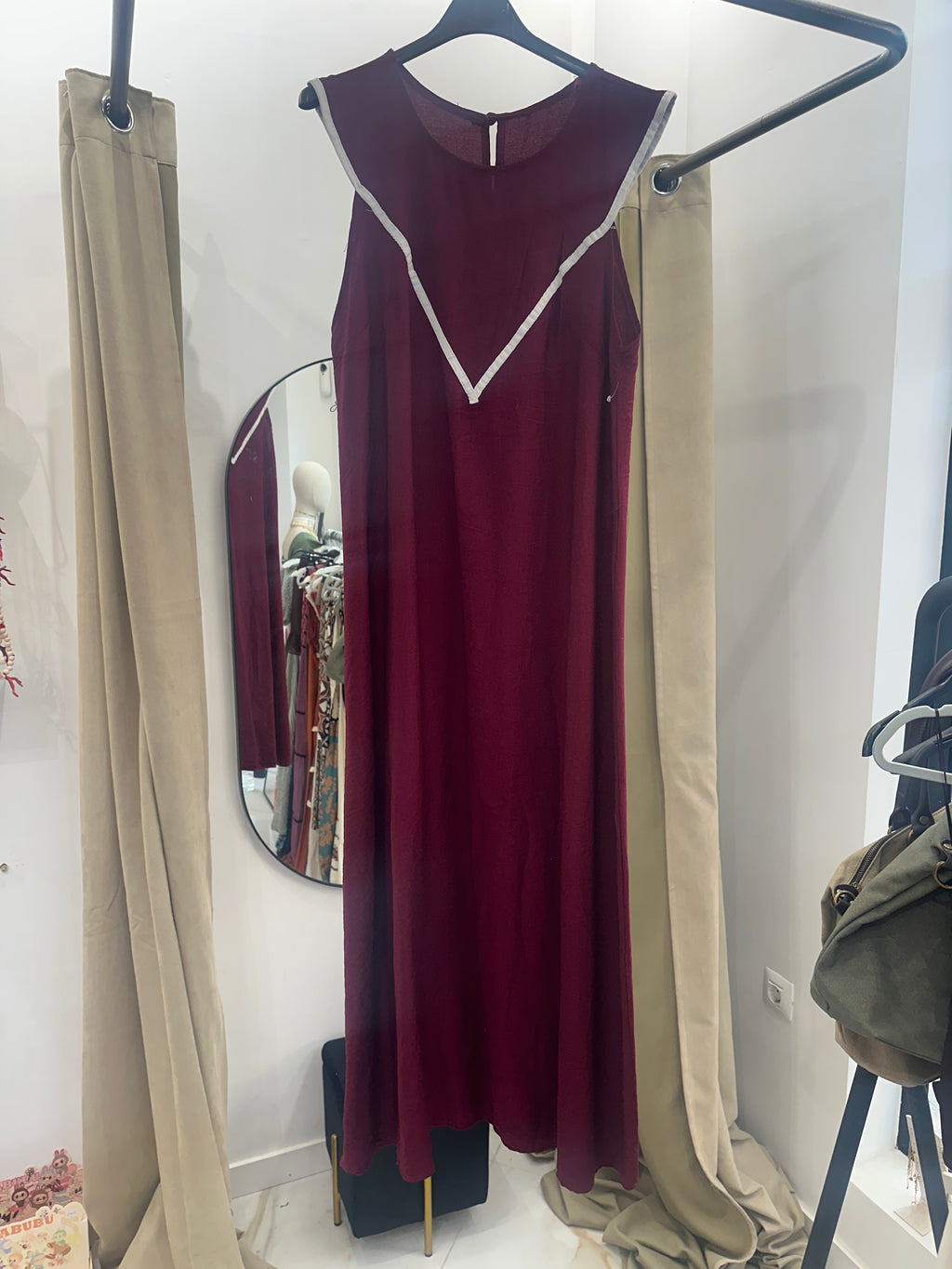 Vestido burdeos sin mangas con detalle en V