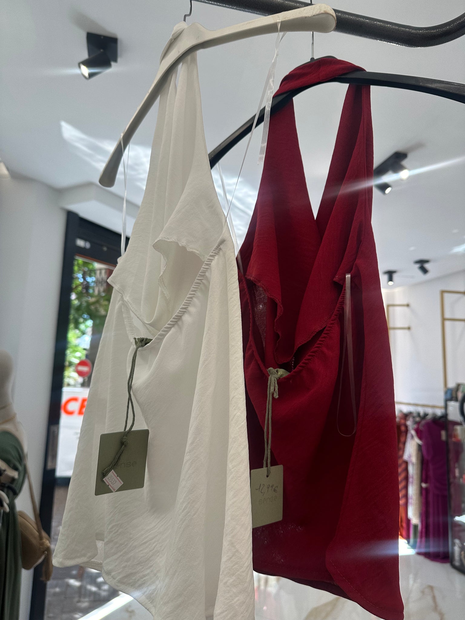 Top halter buche – Disponible en rojo y blanco