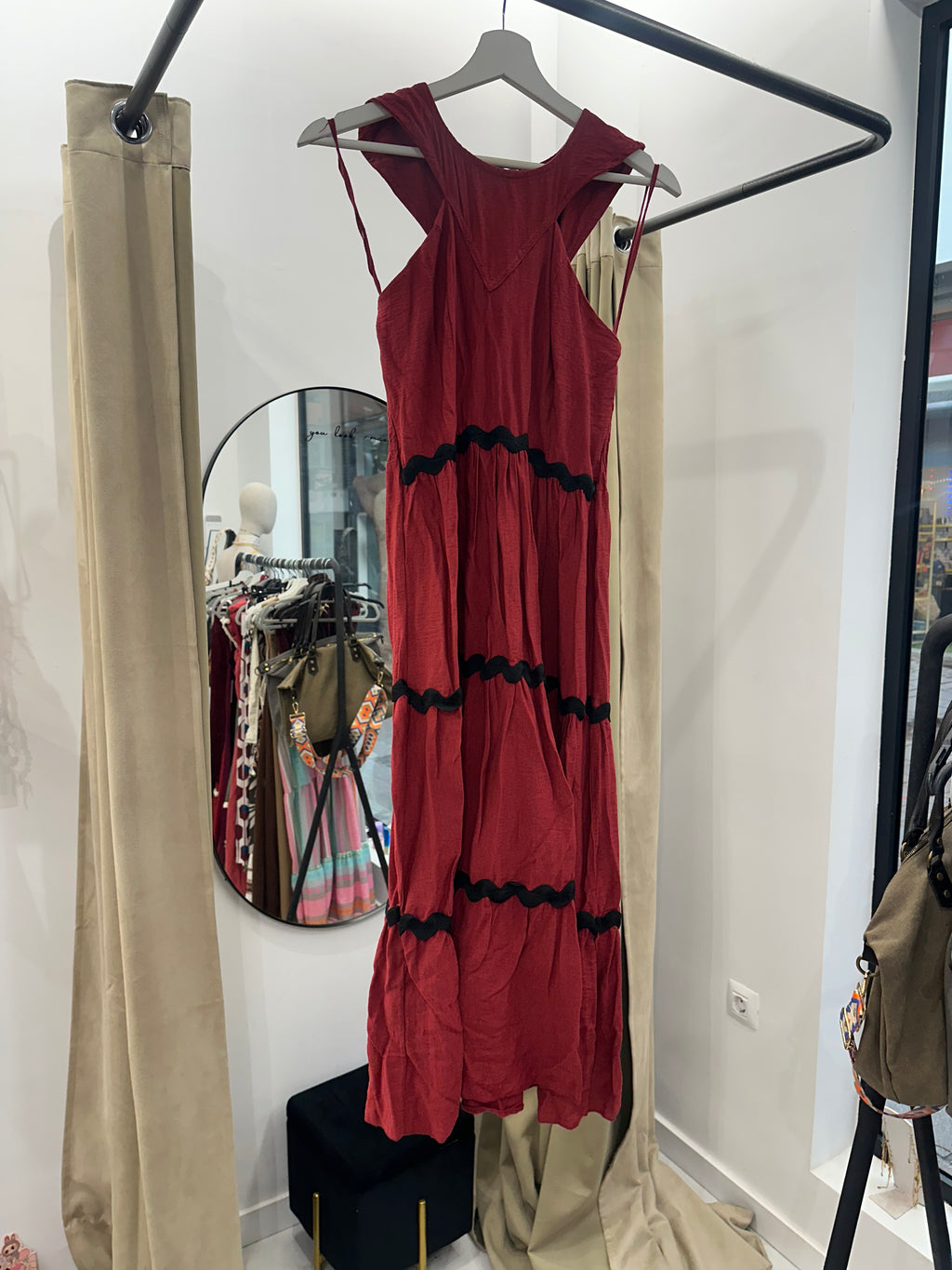 Vestido midi rojo con onda en negro