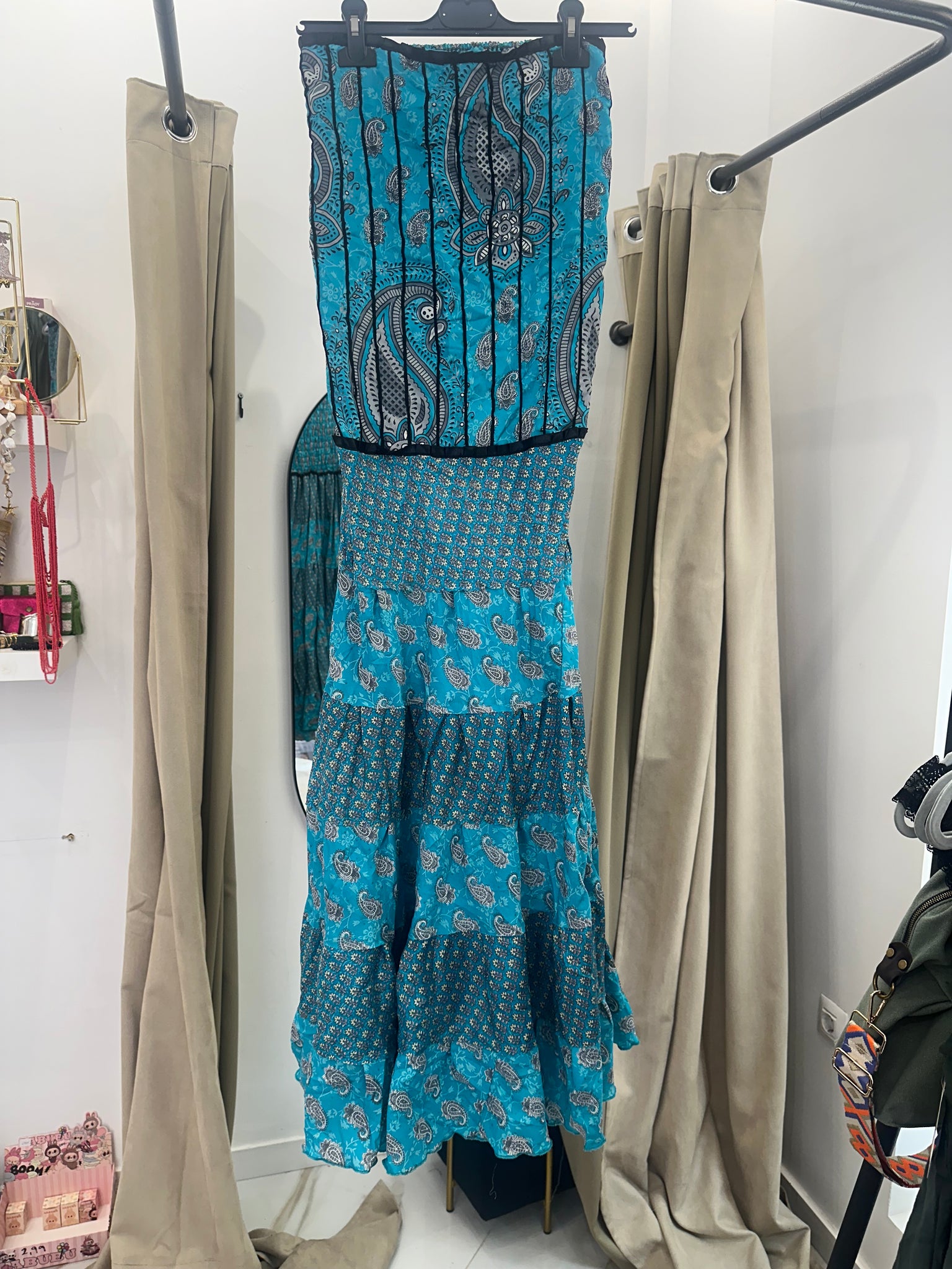 Vestido indio palabra de honor con nido de abeja en la espalda