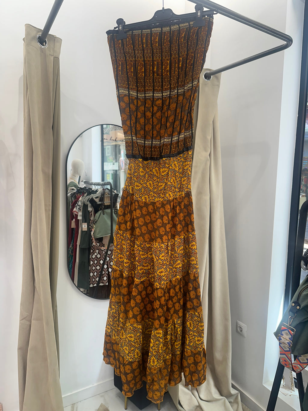 Vestido indio palabra de honor con nido de abeja en la espalda