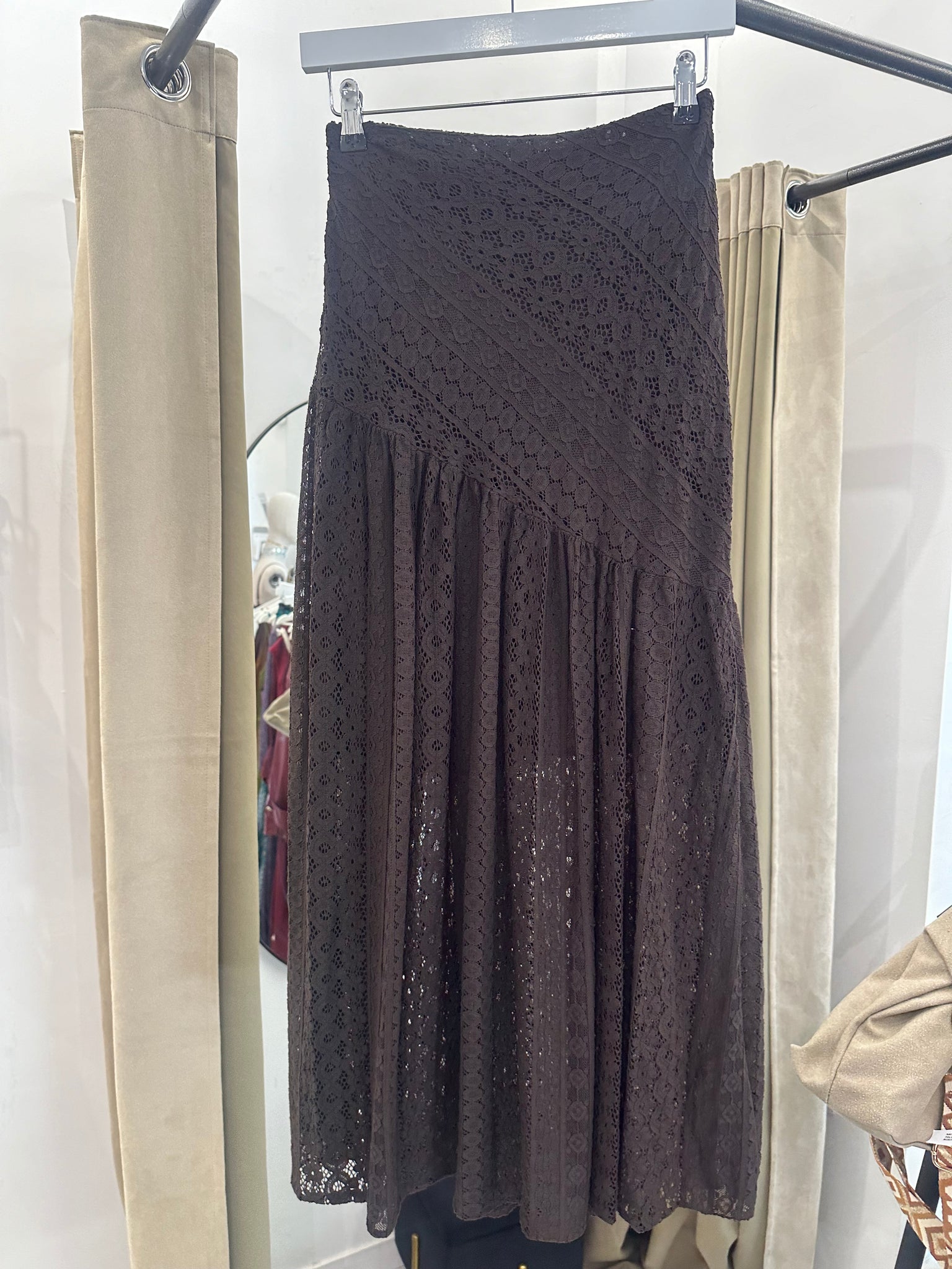 Falda midi azul marino de encaje | Estilo romántico y elegante