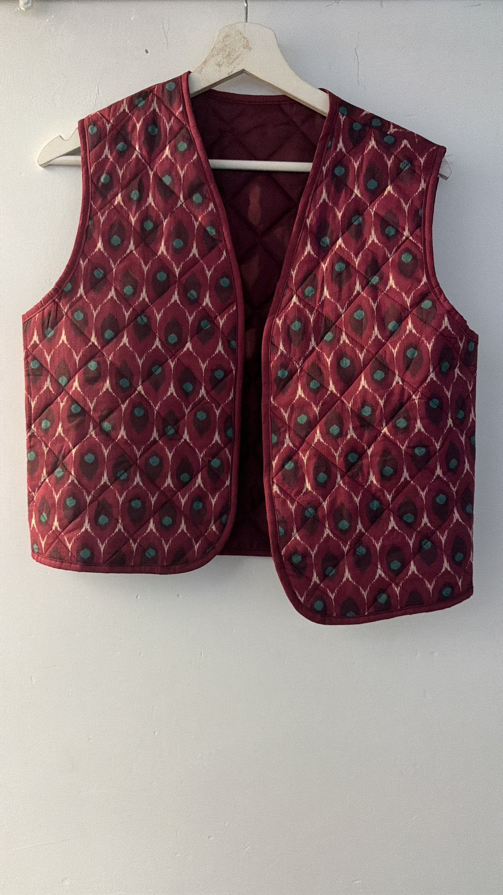 Chaleco Acolchado Estampado en Burdeos