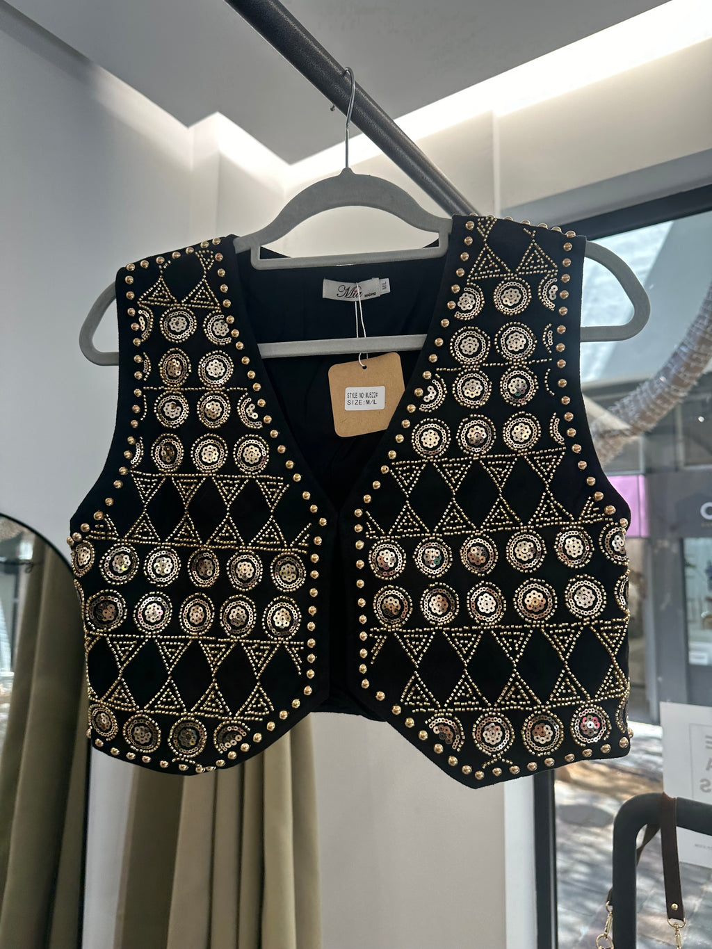 Chaleco negro bordado con lentejuelas y tachuelas doradas | Estilo boho chic