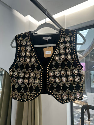 Chaleco negro bordado con lentejuelas y tachuelas doradas | Estilo boho chic