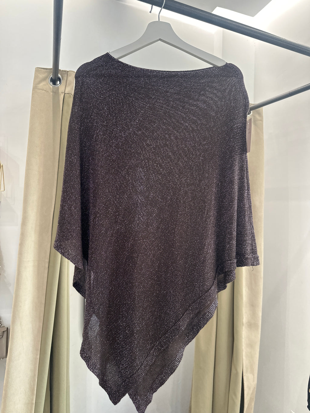 Poncho con destellos y caída asimétrica – Vino y Verde oliva