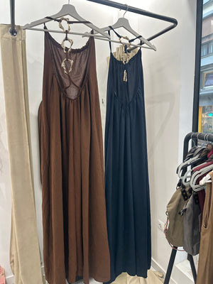 Vestido largo con escote en espalda y detalle de aro